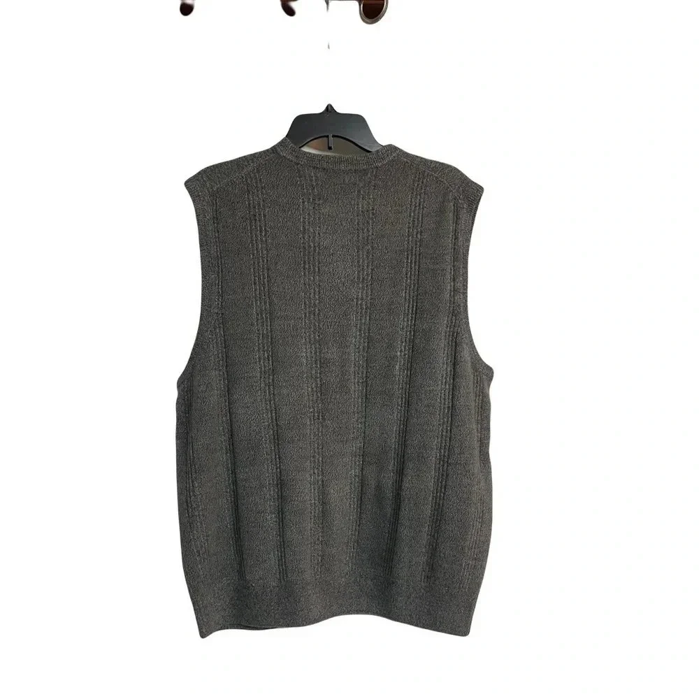Dockers men’s gray golf vest size XL 100% acrylic Very soft.